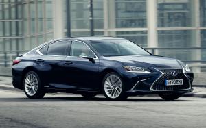 Lexus ES300h with Digital Door Monitors (UK) '2020